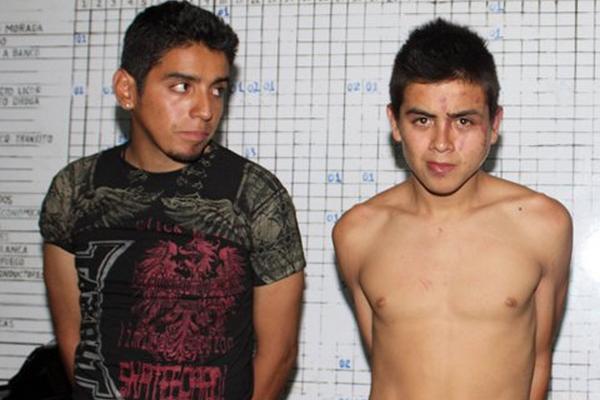 Erick Reinaldo Vanegas Maldonado, de 18 años, sin camisa, fue vapuleado por vecinos de Retalhuleu, mientras que el otro delincuente fue detenido al presentarse a la comisaría. (Foto Prensa Libre: Rolando Miranda)