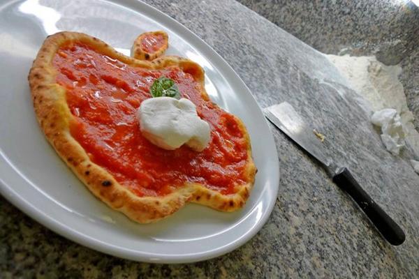 Una pizza en forma de manzana, logotipo de Apple. (Foto Prensa Libre: EFE)<br _mce_bogus="1"/>