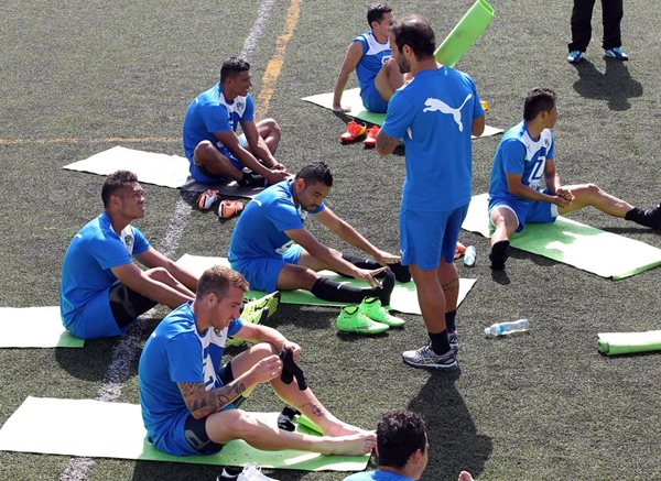 Los futbolistas albos realizan estiramientos al final de la práctica a puerta cerrada de este viernes 7 de agosto de 2015 (Foto Prensa Libre: Edwin Fajardo)