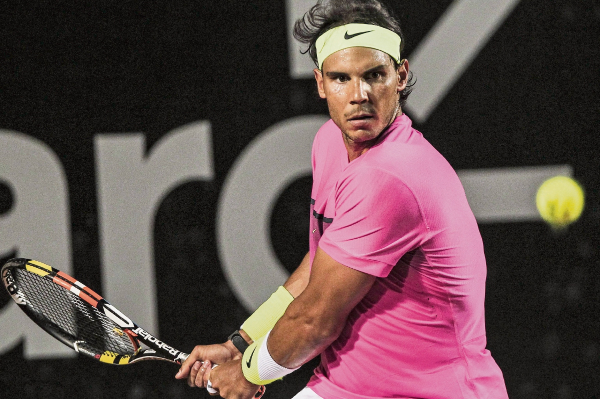 Rafael Nadal en acción ante Fabio Fognini, en la semifinal del torneo de Rio Open, disputado el sábado último en la ciudad de Río de Janeiro. (Foto Prensa Libre: EFE)