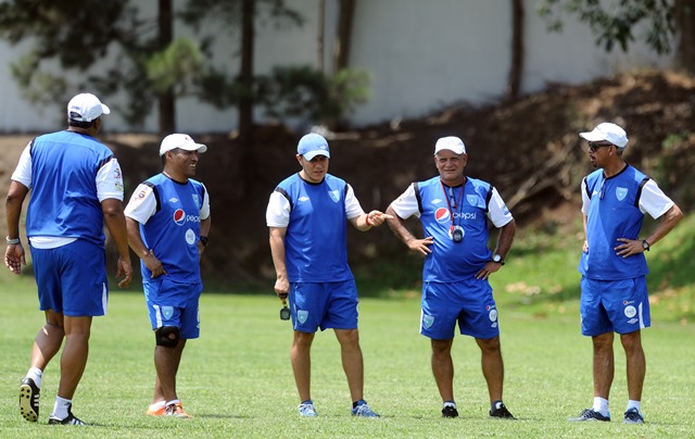 El técnico Wálter Claverí durante el entrenamiento de la Selección. (Foto Prensa Libre: Francisco Sánchez).