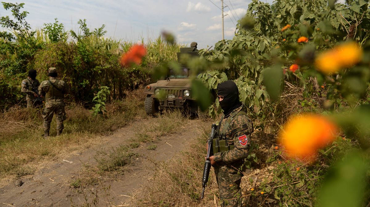 Militares salvadoreños vigilan una zona rural de El Salvador donde el pasado 3 de marzo se perpetró una masacre. (Foto Prensa Libre: AFP).