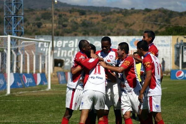 Los conejos celebran tras el segundo gol. (Foto Prensa Libre: Hugo Oliva)