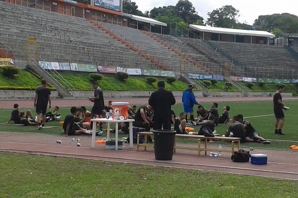 Los jugadores de Comunicaciones reciben las últimas instrucciones al culminar el entrenamiento. (Foto Prensa Libre: Jorge Ovalle)