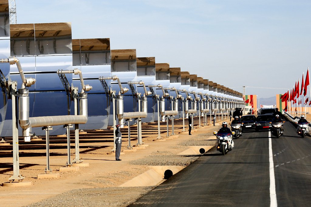 La comitiva oficial recorre la megaplanta solar de Uarzazate, en el sur de Marruecos. (Foto Prensa Libre: EFE)