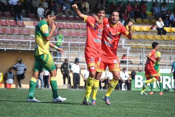 Cubilla y Quirino celebran el primer gol del encuentro. (Foto Prensa Libre: Aroldo Marroquín)