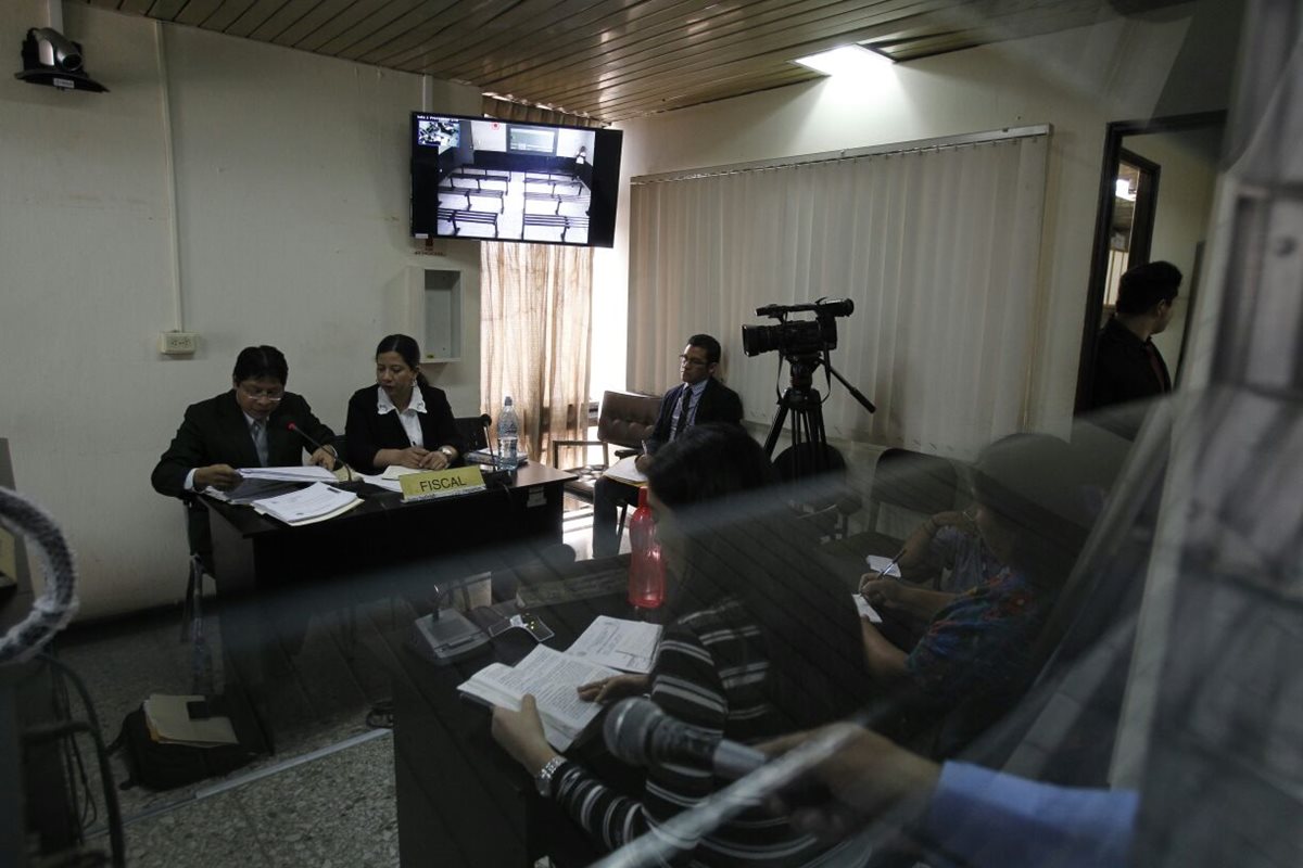 Por medio de video conferencia se desarrolló la primera declaración de Jhony Alexarder Pérez Lemus, sindicado de asesinato. (Foto Prensa Libre: Paulo Raquec)