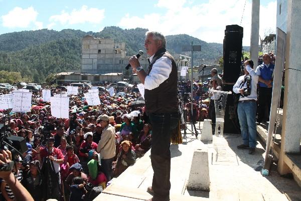 El presidente Otto Pérez se dirige  a pobladores de San Marcos.