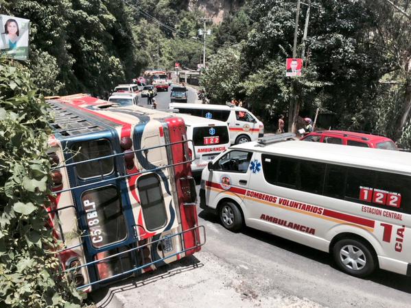 El autobus quedó sobre el asfalto, cerca de caer al barranco. (Foto Prensa Libre: Bomberos Voluntarios)