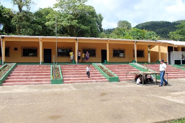 Escuela que  fue remodelada por el Club Rotario en la aldea Doña María, Gualán.