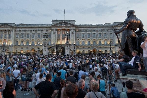 Miles celebran frente al Palacio de Buckingham. (Foto Prensa Libre: AFP)