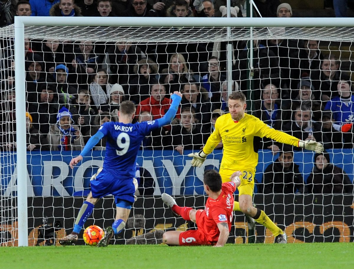 Jamie Vardy del Leicester está por rematar al arco en uno de los goles para la victoria de su equipo. (Foto Prensa Libre: AP)