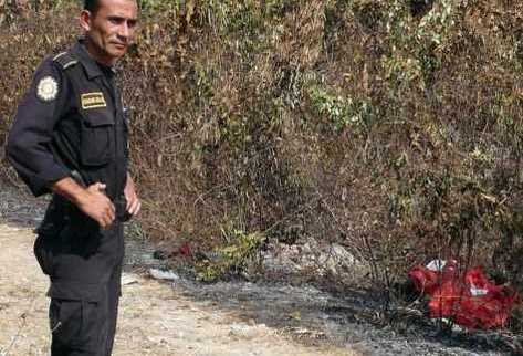 El cadáver fue dejado en una área desierta, pero el crimen se cometió en otra parte, dicen peritos del MP. (Foto Prensa Libre: Rigoberto Escobar).