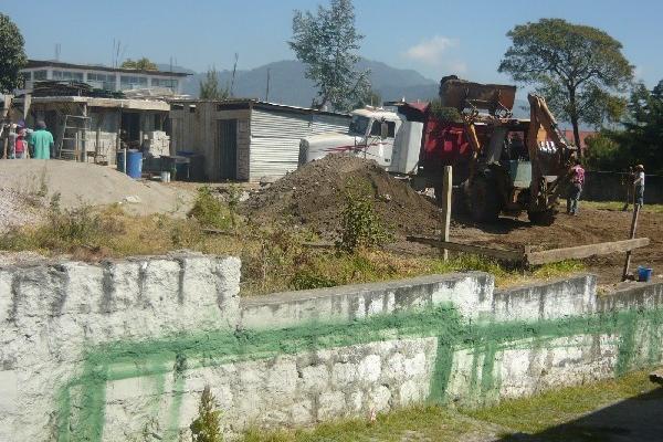 Personal efectúa trabajos de nivelación y limpieza donde se colocarán las aulas.