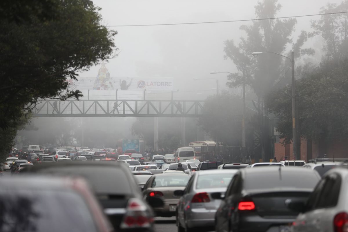 El tránsito en la ciudad también ha sido afectado por la poca visibilidad.