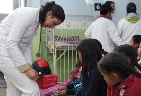 Varios de los niños que resultaron intoxicados son atendidos en el Hospital Regional de Quetzaltenango. (Foto Prensa Libre: Carlos Ventura)