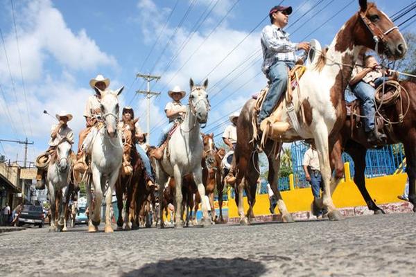 El desfile inaugura la feria local. (Foto Prensa Libre: Rolando Miranda)