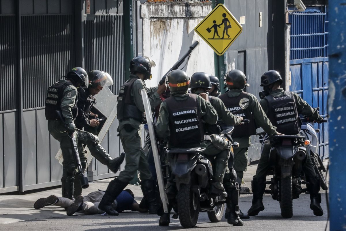 La represión contra manifestantes consolida una dictadura en Venezuela, dicen analistas. (Foto Prensa Libre: EFE)