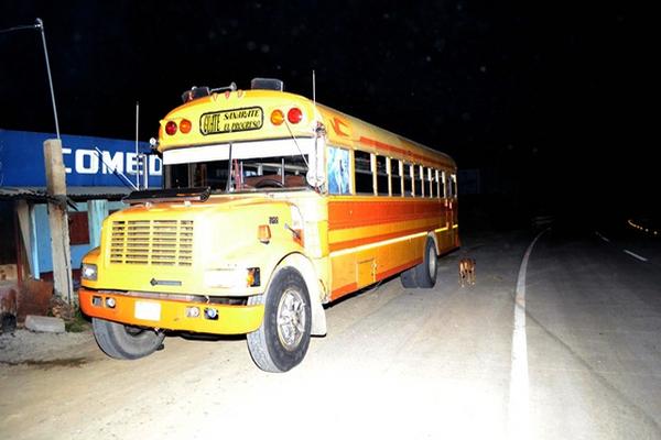 Autobús en el que ocurrió el asalto en el kilómetro 46 de la ruta al Atlántico, en Sanarate. (Foto Prensa Libre: Hugo Oliva)<br _mce_bogus="1"/>