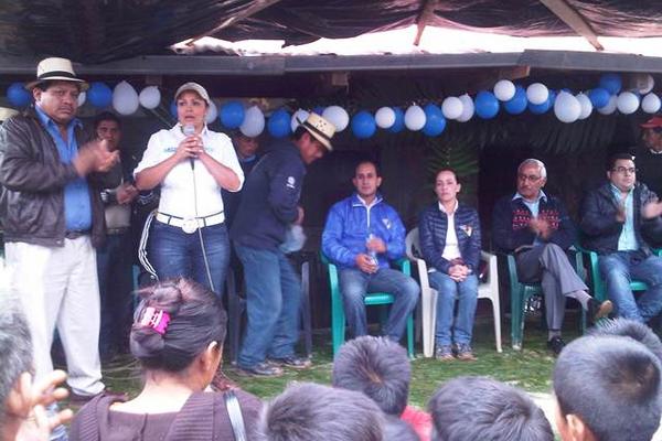 Las autoridades locales de Chajul esperaban la llegada de los funcionarios. (Foto Prensa Libre: Óscar Figueroa)<br _mce_bogus="1"/>