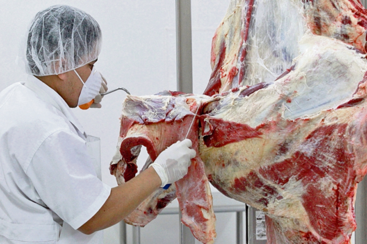 Carniceros del  mercado capitalino El Guarda comenzaron a destazar y distribuir carne en canal. (Foto Prensa Libre: ESTUARDO PAREDES)