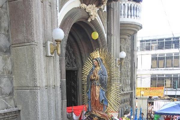 La consagrada  imagen de la Virgen de Guadalupe fue apreciada por miles de fieles,   al recorrer las principales calles y avenidas de la zona 1 capitalina. En el anda se leía "Reina de los Mártires", en alusión al martirio que sufrió por la muerte de Jesús, a los pies de su cruz.Arriba, una pequeña reza frente al altar principal, donde se ubica la imagen de la guadalupana.