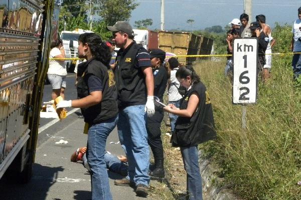 recolectan evidencias en el sitio donde ocurrió el ataque a bus,  en Mazatenango.