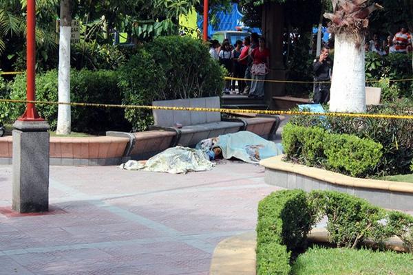 Dos hermanos y un primo fueron asesinados este jueves en el parque de Sanarate, El Progreso. (Foto Prensa Libre: Hugo Oliva)