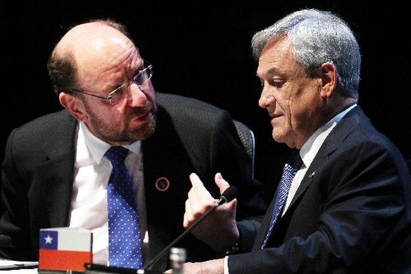 El presidente de Chile, Sebastián Piñera (d), junto a su canciller, Alfredo Moreno, en  la Cumbre de la Comunidad de Estados Latinoamericanos, durante el cual se firmó un acuerdo con El Salvador. (Foto Prensa Libre: EFE)