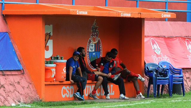 El doctor Héctor López estuvo con Jaime Vides y Darwin Oliva (lesionados) después de la práctica roja. (Foto Prensa Libre: Jeniffer Gómez)