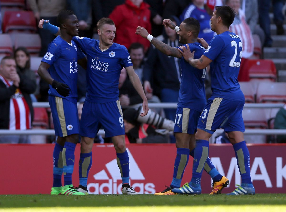 Jugadores del Leicester City festejan, luego que vencieron al Sunderland en la anterior jornada. (Foto Prensa Libre: AFP)