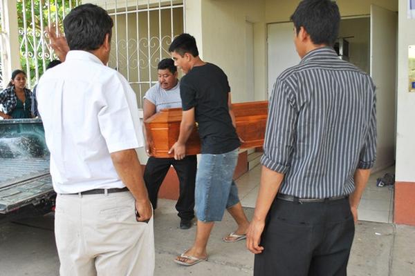 Familiares retiran el cadáver del adolescente muerto en Escuintla. (Foto Prensa Libre. Felipe Guzmán)<br _mce_bogus="1"/>