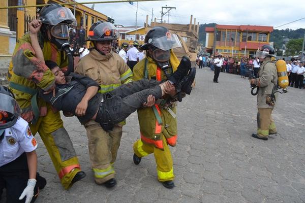 Durante el acto de graduación efectuaron simulacros de rescate. (Foto Prensa Libre: Édgar René Sáenz)<br _mce_bogus="1"/>