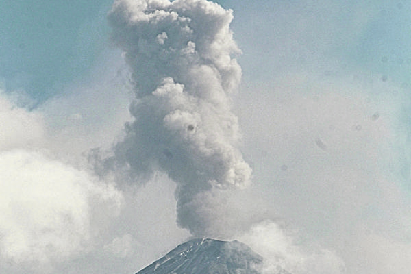 El volcán  de Fuego  tuvo ayer explosiones y retumbos cada tres minutos. (Foto Prensa Libre: Alvaro Interiano)