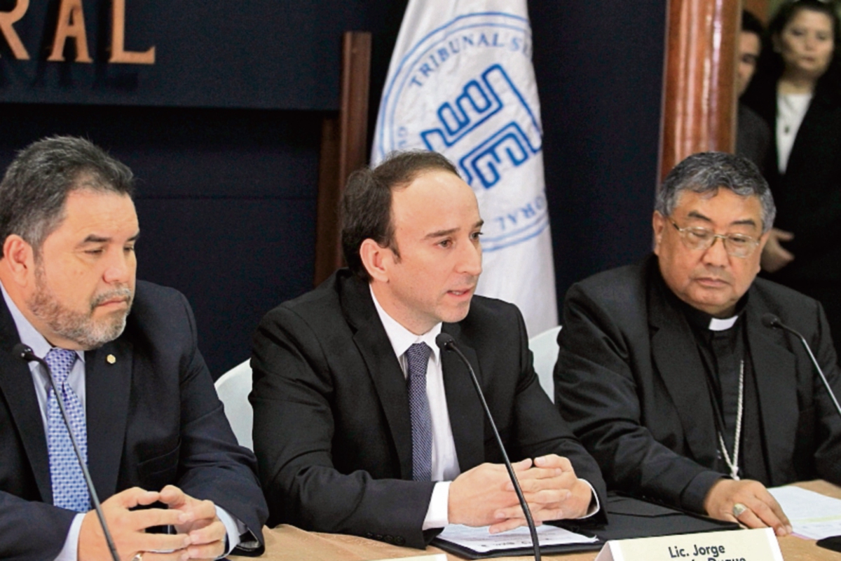 Carlos Alvarado,  Jorge de León y Óscar Vian, integrantes del G4, en conferencia de prensa.