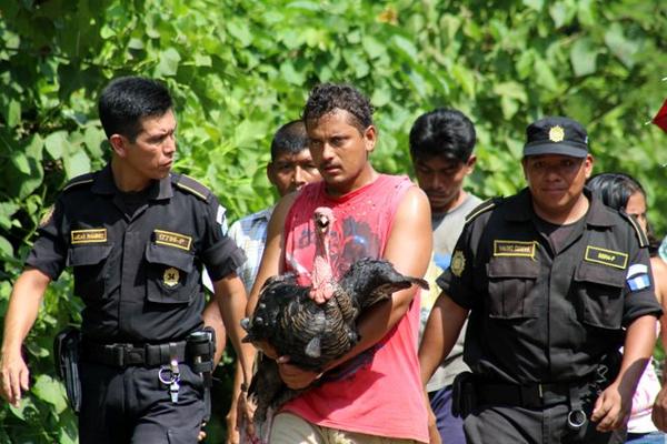 Presunto ladrón caminó custodiado por la policía. (Foto Prensa Libre: Rolando Miranda)