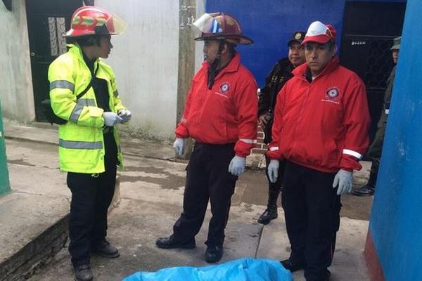 El cuerpo desmembrado de una mujer fue hallado en la colonia El Milagro, Mixco. (Foto Prensa Libre: CBM)