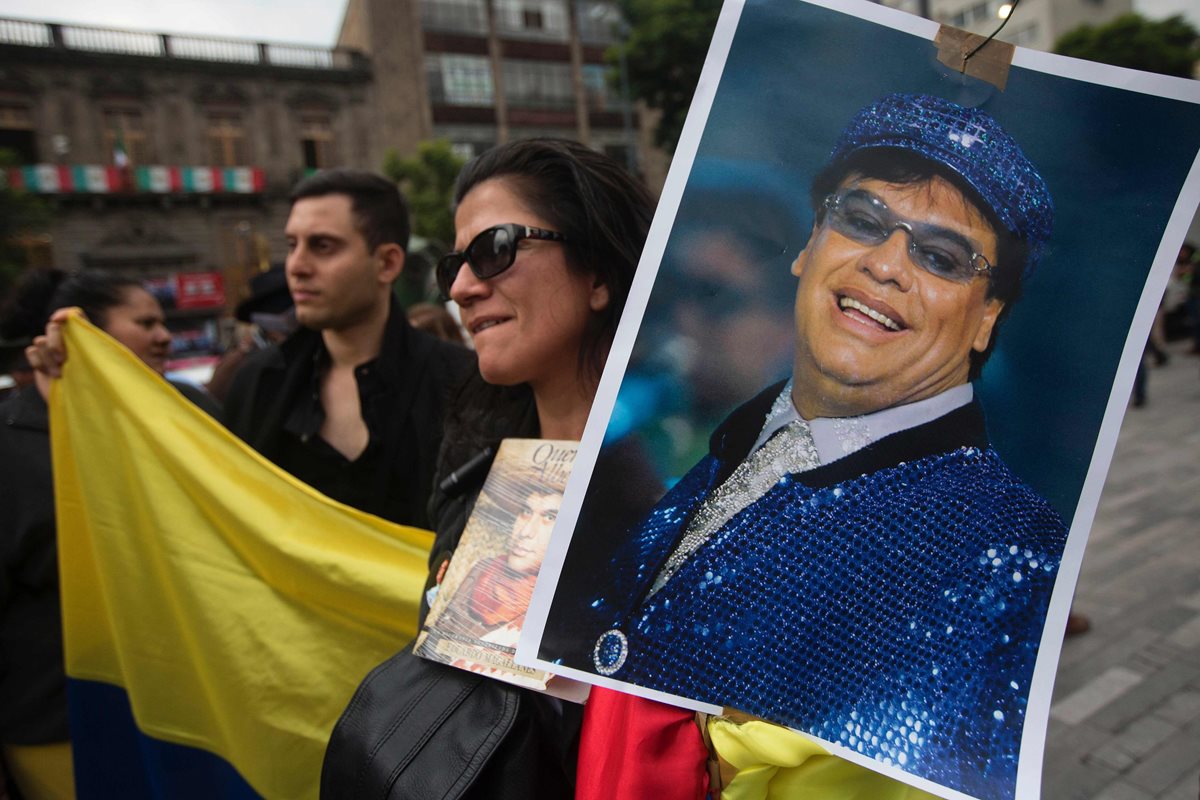 Juan Gabriel ha sido llorado por sus miles de seguidores, que lo recuerdan por canciones como Amor eterno. (Foto Prensa Libre: AFP)