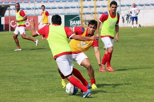 Los nuevos jugadores ya se ejercitan con Xela. (Foto Prensa Libre: Carlos Ventura)