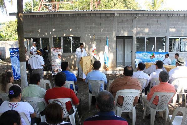 Invitados participan en la inauguración de clínica, en La  Democracia, Escuintla.