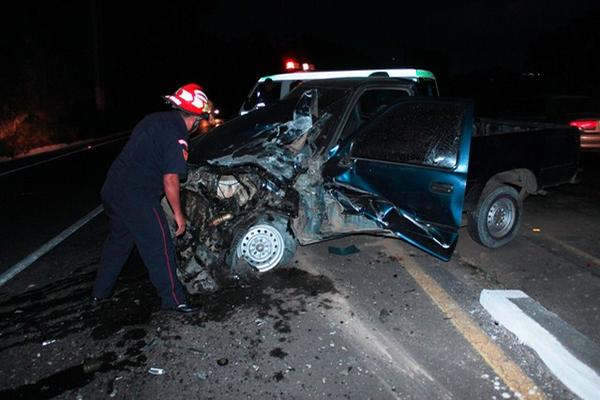 Bombero observa el picop que chocó contra la camionetilla en el km 45 de la ruta Interamericana, Sumpango. (Foto Prensa Libre: Víctor Chamalé)<br _mce_bogus="1"/>