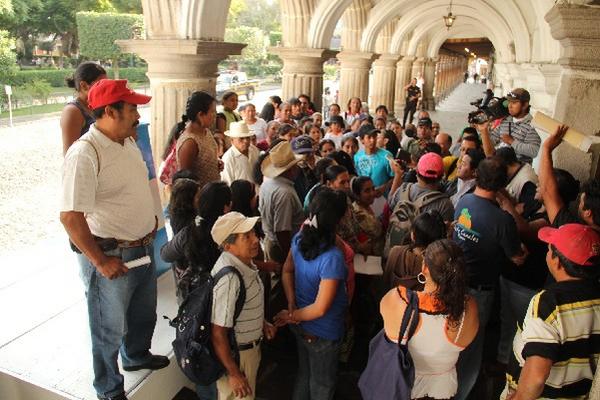 Un grupo de vecinos se reúne con   las autoridades  municipales, en la comuna  de Antigua Guatemala, Sacatepéquez.