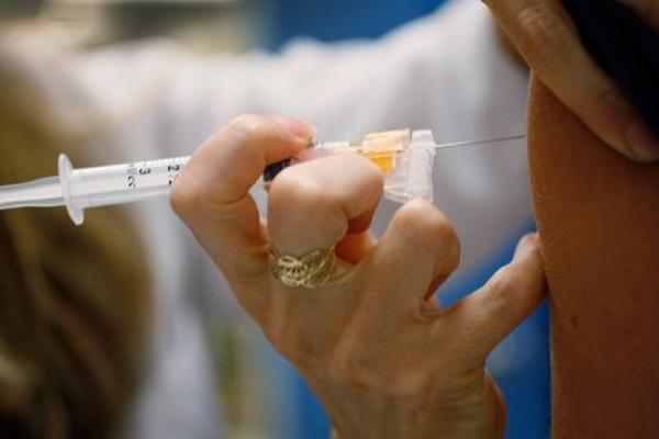 Un pediatra del hospital universitario de Miami vacuna a una adolescente. (Foto Prensa Libre: AFP)