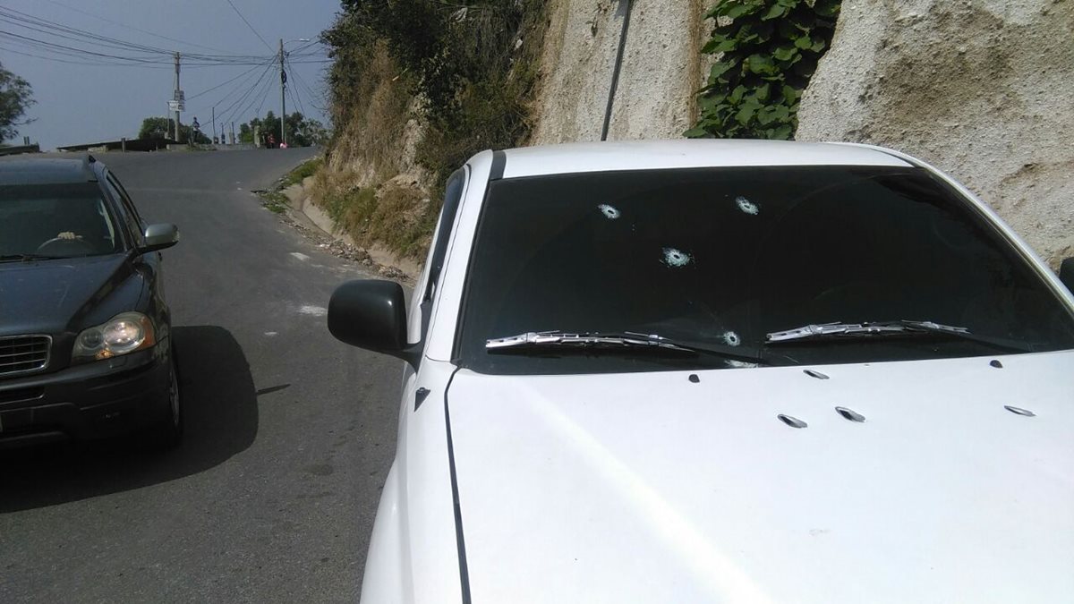 El picop donde viajaba Ixcajoj tiene varios impactos de bala en la estructura. (Foto Prensa Libre: Estuardo Paredes)