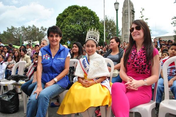 Magaly de Rivera, Sara Jimena Valle De León, Niña Quetzaltenango  2013-2014, y Pilar Bagur, de la comuna de Xela. (Foto Prensa Libre:  Alejandra Martínez)