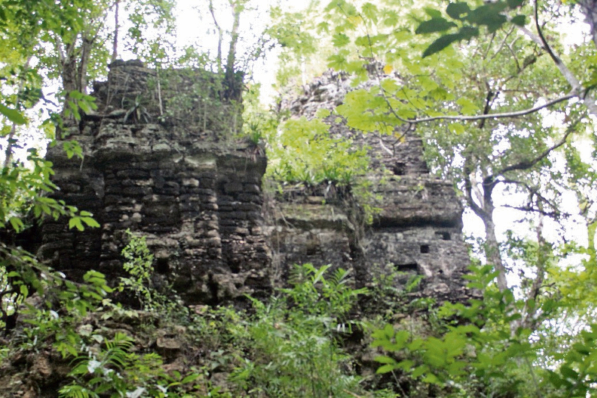 Sitio arqueológico  La Honradez se encuentra ubicado a  220 kilómetros de la Isla de Flores, Petén, descubierto en la década de 1970.