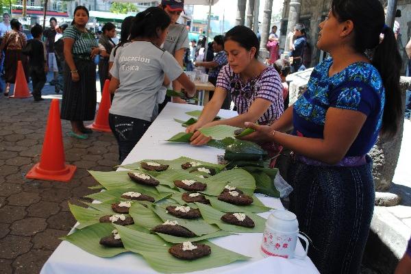 Mujeres preparan tamales con maíz negro, en comunidad de Sololá.