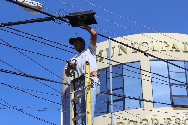 técnico instala  cámaras  en la avenida  Achuapa,  El  Progreso, Jutiapa, con las cuales la comuna se propone reducir  hechos delictivos.