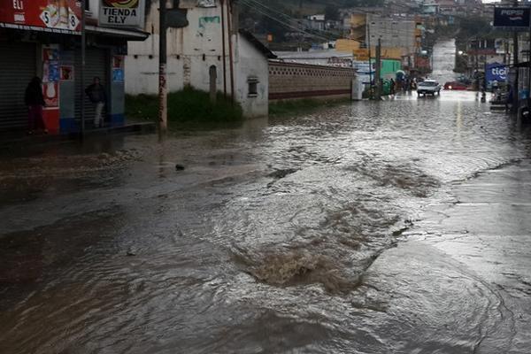 Una de las calles de la zona 7 de Quetzaltenango luce inundada debido a la fuerte lluvia. (Foto Prensa Libre: Carlos Ventura) <br _mce_bogus="1"/>