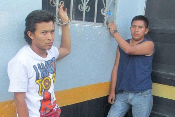 Los dos presuntos asaltantes capturados en la cabecera de Jalapa. (Foto Prensa Libre: PNC) <br _mce_bogus="1"/>